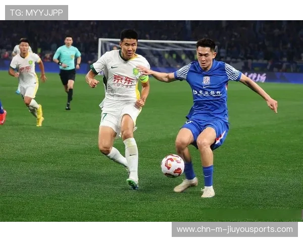 上海申花边路传中连连威胁，后点包抄差之毫厘